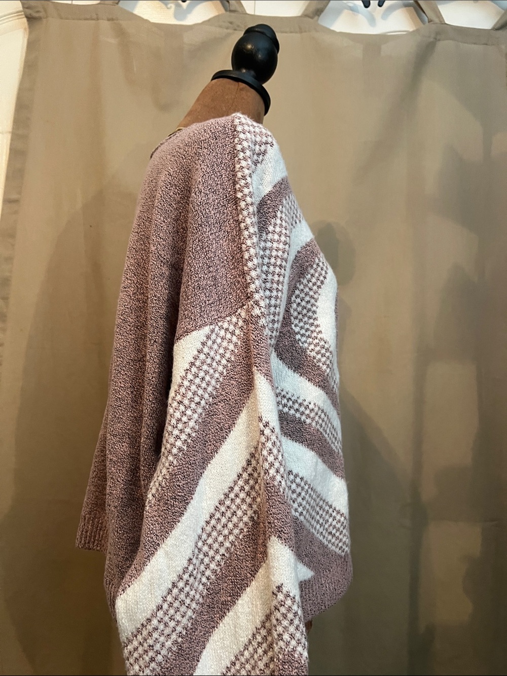 No Boundaries Heart-Pattern Crewneck Sweater in Dusty Pink and White - Picture 3 of 8